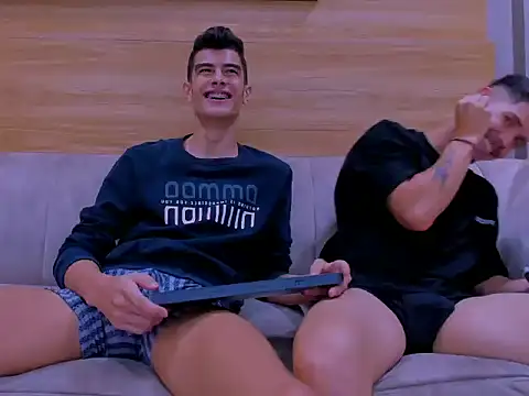 Snapshot of junior_friendss chatting on December 5, 2:20 am junior friendss online show from December 5, 2:20 am