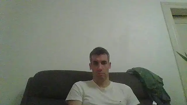 Snapshot of JulioIsHere4you chatting on December 14, 12:27 am JulioIsHere4you online show from December 14, 12:27 am