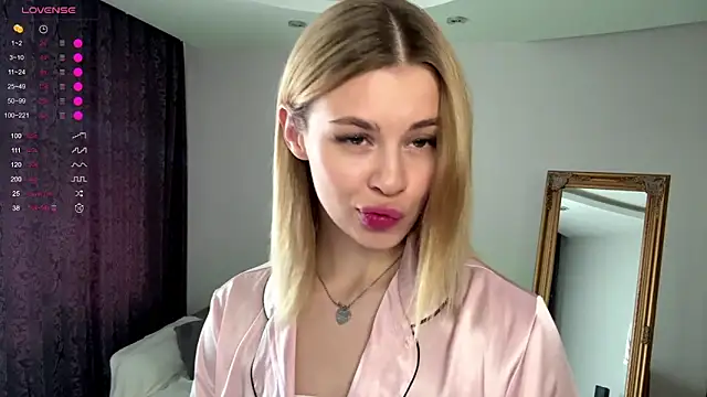 Snapshot of Lil_Elisa chatting on October 16, 10:38 am Lil Elisa online show from October 16, 10:38 am