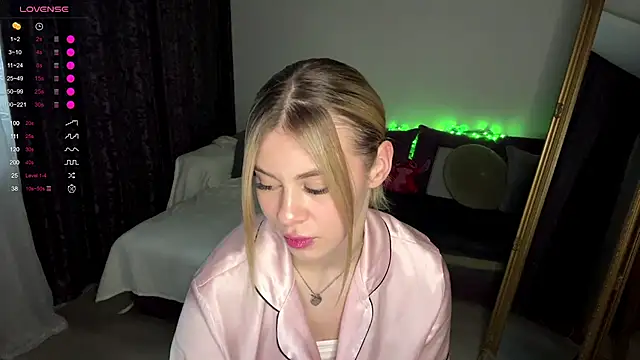 Snapshot of Lil_Elisa chatting on October 24, 12:12 pm Lil Elisa online show from October 24, 12:12 pm