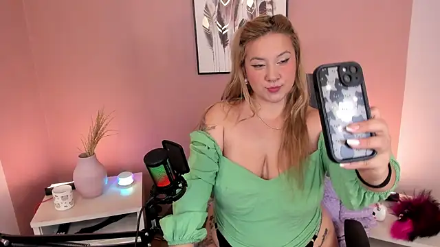 Snapshot of hollie_joliie chatting on December 20, 12:12 pm hollie joliie online show from December 20, 12:12 pm