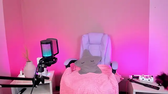 Snapshot of hollie_joliie chatting on January 12, 12:43 pm hollie joliie online show from January 12, 12:43 pm