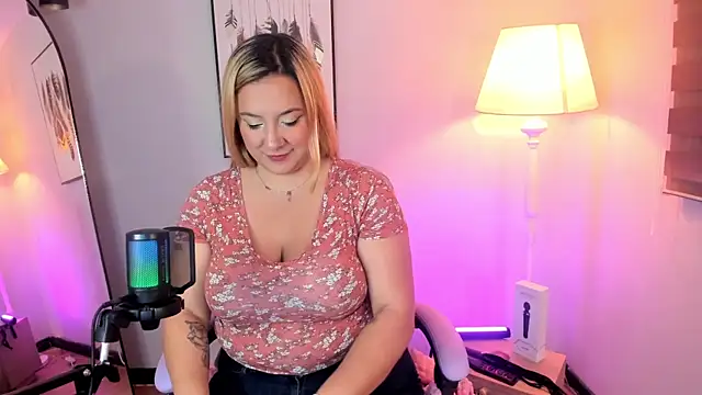 Snapshot of hollie_joliie chatting on February 20, 12:16 pm hollie joliie online show from February 20, 12:16 pm