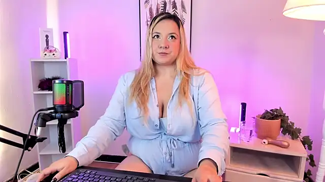 Snapshot of hollie_joliie chatting on March 20, 11:59 am hollie joliie online show from March 20, 11:59 am