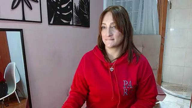 Snapshot of amara_rousse1 chatting on December 2, 1:05 pm amara rousse1 online show from December 2, 1:05 pm