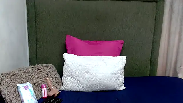 Snapshot of Littlebunny33 chatting on October 4, 9:18 am Littlebunny33 online show from October 4, 9:18 am