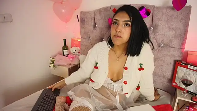 Snapshot of Dulce_Bella_ chatting on February 15, 8:02 am Dulce Bella online show from February 15, 8:02 am