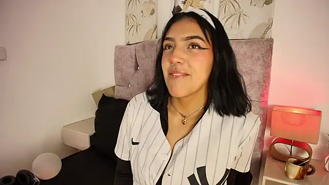 Snapshot of Dulce_Bella_ chatting on February 24, 3:48 am Dulce Bella online show from February 24, 3:48 am