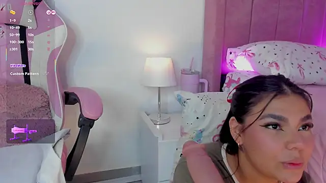 Snapshot of AliceThundeer chatting on October 26, 4:07 am AliceThundeer online show from October 26, 4:07 am