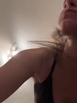 Snapshot of SophiiaStarr chatting on December 1, 6:35 pm SophiiaStarr online show from December 1, 6:35 pm