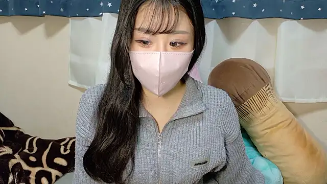 Snapshot of Ema-- chatting on December 4, 10:13 am Ema-- online show from December 4, 10:13 am