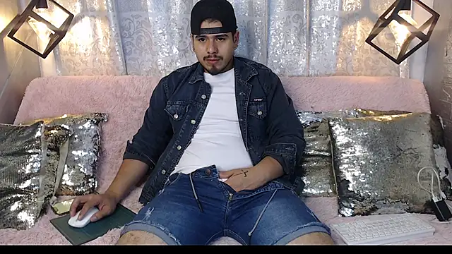 Snapshot of thiago_bos chatting on September 21, 11:34 am thiago bos online show from September 21, 11:34 am