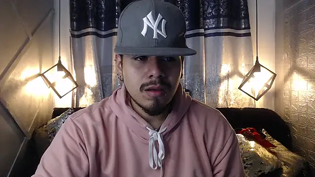 Snapshot of thiago_bos chatting on October 9, 10:57 am thiago bos online show from October 9, 10:57 am