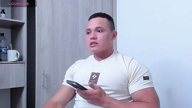 Snapshot of KingLevi01 chatting on October 22, 10:42 pm KingLevi01 online show from October 22, 10:42 pm