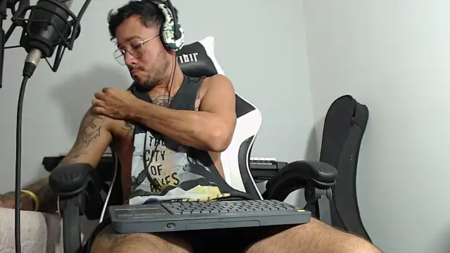 Snapshot of dereck_karter chatting on December 11, 2:09 am dereck karter online show from December 11, 2:09 am