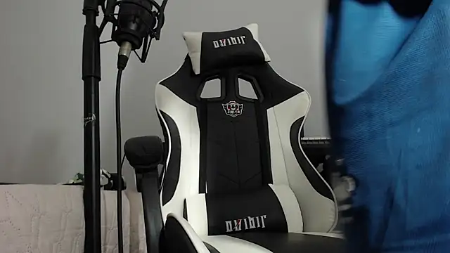 Snapshot of dereck_karter chatting on December 11, 7:03 pm dereck karter online show from December 11, 7:03 pm