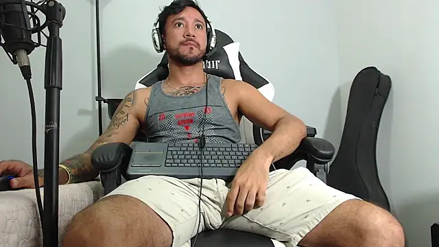 Snapshot of dereck_karter chatting on December 16, 12:48 am dereck karter online show from December 16, 12:48 am