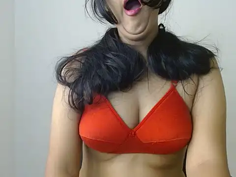 Snapshot of priya_022 chatting on October 1, 3:45 am priya 022 online show from October 1, 3:45 am