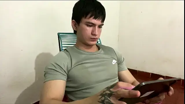 Snapshot of ErickWalton chatting on September 30, 5:12 am ErickWalton online show from September 30, 5:12 am