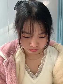 Emlyly-18 online show from November 12, 1:28 am