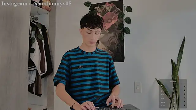 Snapshot of anthonny_05 chatting on September 21, 11:45 am anthonny 05 online show from September 21, 11:45 am