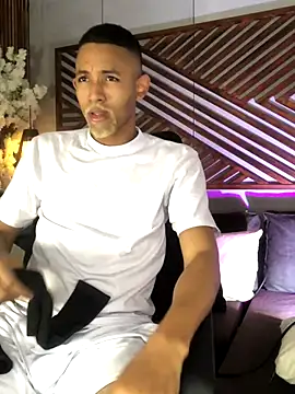 Snapshot of B_Wild chatting on November 1, 3:52 am B Wild online show from November 1, 3:52 am