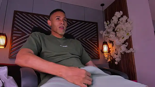 Snapshot of B_Wild chatting on November 7, 4:12 am B Wild online show from November 7, 4:12 am