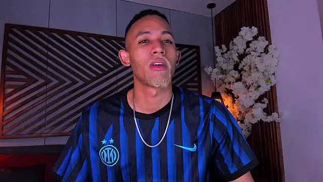 B Wild online show from November 19, 4:01 am