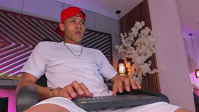 B Wild online show from November 23, 3:50 am