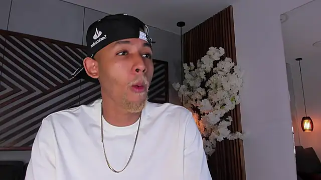 B Wild online show from December 4, 3:05 am