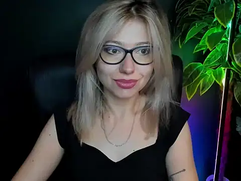 Snapshot of loveHeidi chatting on October 7, 4:20 am loveHeidi online show from October 7, 4:20 am