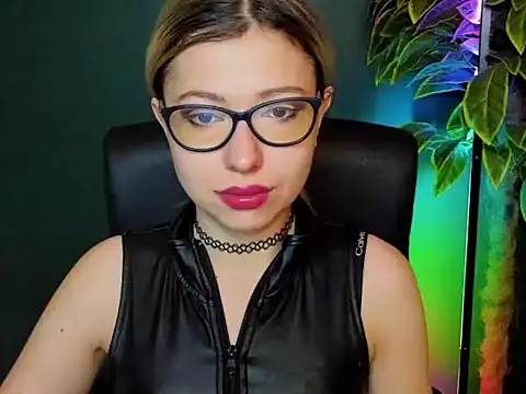 Snapshot of loveHeidi chatting on December 4, 5:39 am loveHeidi online show from December 4, 5:39 am