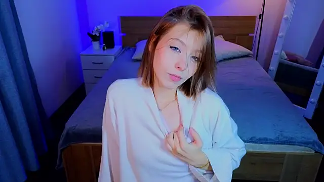 Snapshot of LumMina chatting on December 4, 10:02 am LumMina online show from December 4, 10:02 am