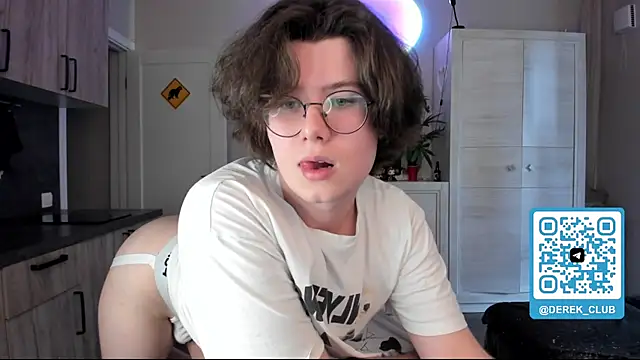 Snapshot of Derek_Shameless chatting on August 6, 5:04 pm Derek Shameless online show from August 6, 5:04 pm