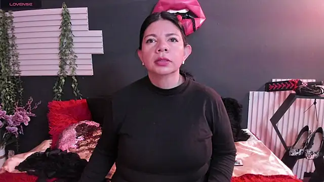 Snapshot of kinky_momm chatting on July 4, 3:40 pm kinky momm online show from July 4, 3:40 pm