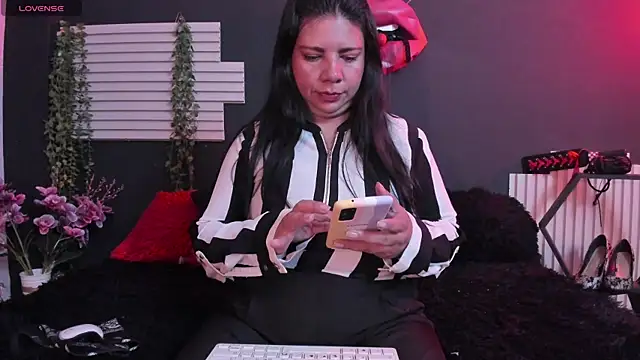 Snapshot of kinky_momm chatting on July 9, 2:54 pm kinky momm online show from July 9, 2:54 pm