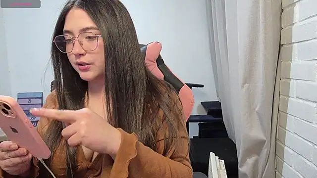 Snapshot of valentinauwu chatting on May 20, 1:34 am valentinauwu online show from May 20, 1:34 am
