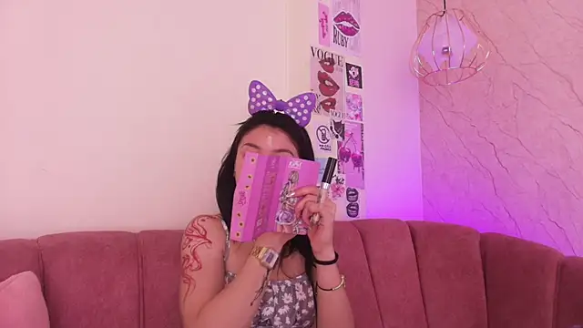 april bennett online show from November 3, 12:17 pm