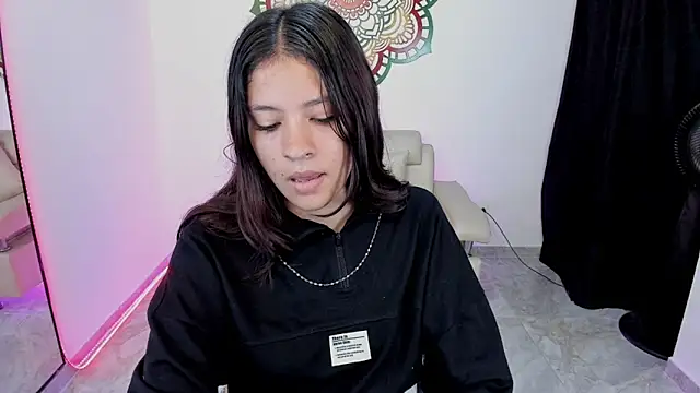 Snapshot of Candy_fox_19 chatting on June 12, 3:44 pm Candy fox 19 online show from June 12, 3:44 pm