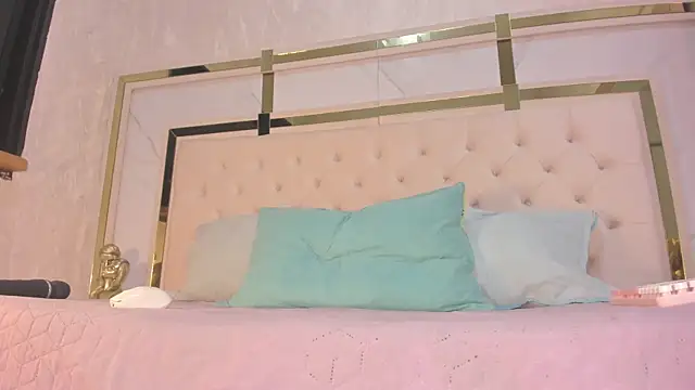 Snapshot of Cameron_Hearts chatting on December 14, 12:32 pm Cameron Hearts online show from December 14, 12:32 pm