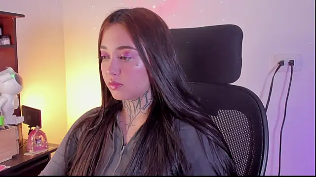 Snapshot of SofiaBermudez chatting on October 18, 1:30 am SofiaBermudez online show from October 18, 1:30 am