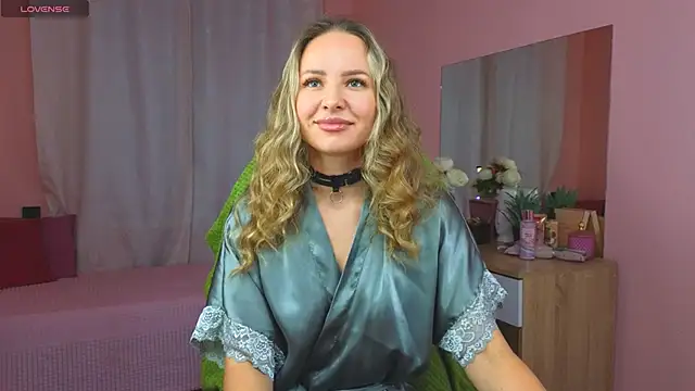 Snapshot of Hloya_Mei chatting on September 13, 11:37 pm Hloya Mei online show from September 13, 11:37 pm
