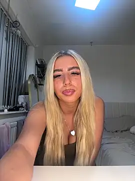 Snapshot of BlondeBetty chatting on November 3, 5:03 pm BlondeBetty online show from November 3, 5:03 pm