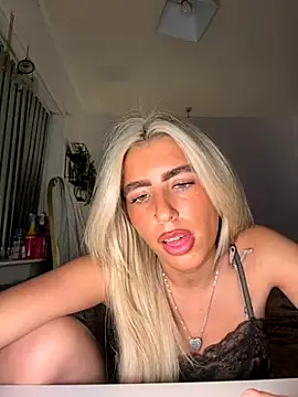 Snapshot of BlondeBetty chatting on November 25, 9:59 pm BlondeBetty online show from November 25, 9:59 pm