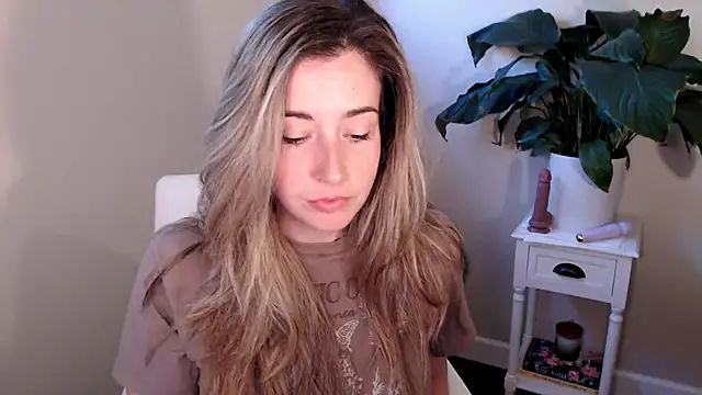 Snapshot of SuggestiveBehavior chatting on October 6, 1:52 pm SuggestiveBehavior online show from October 6, 1:52 pm