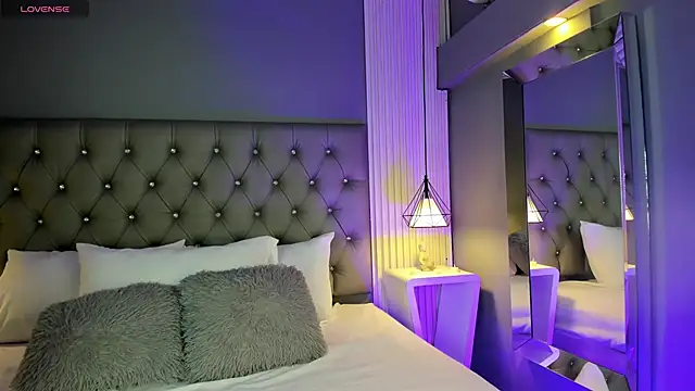 LunaBloomn online show from November 27, 5:04 pm