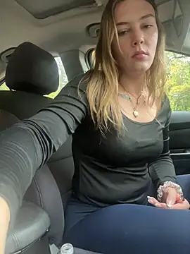 Snapshot of AllesandraLove chatting on October 31, 4:08 pm AllesandraLove online show from October 31, 4:08 pm