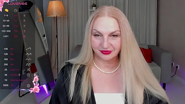 Snapshot of Nina_Devillle chatting on October 15, 3:56 pm Nina Devillle online show from October 15, 3:56 pm