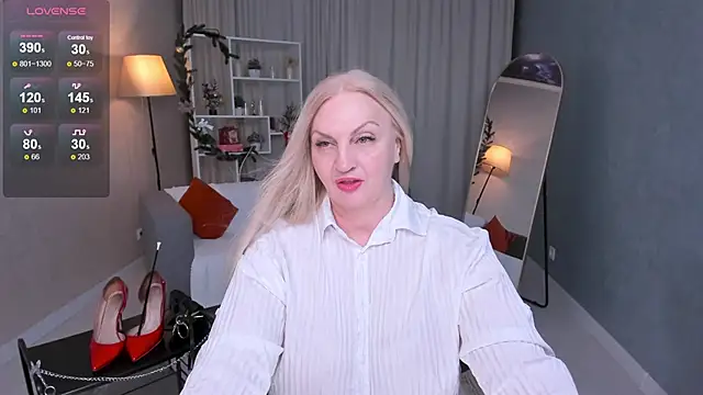 Snapshot of Nina_Devillle chatting on December 15, 2:43 pm Nina Devillle online show from December 15, 2:43 pm