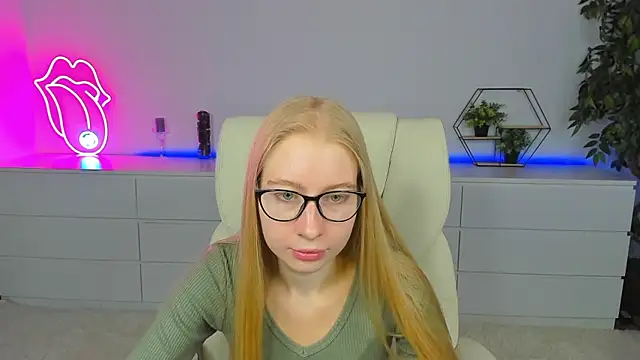 Snapshot of Alina_Blonde chatting on September 13, 5:40 am Alina Blonde online show from September 13, 5:40 am